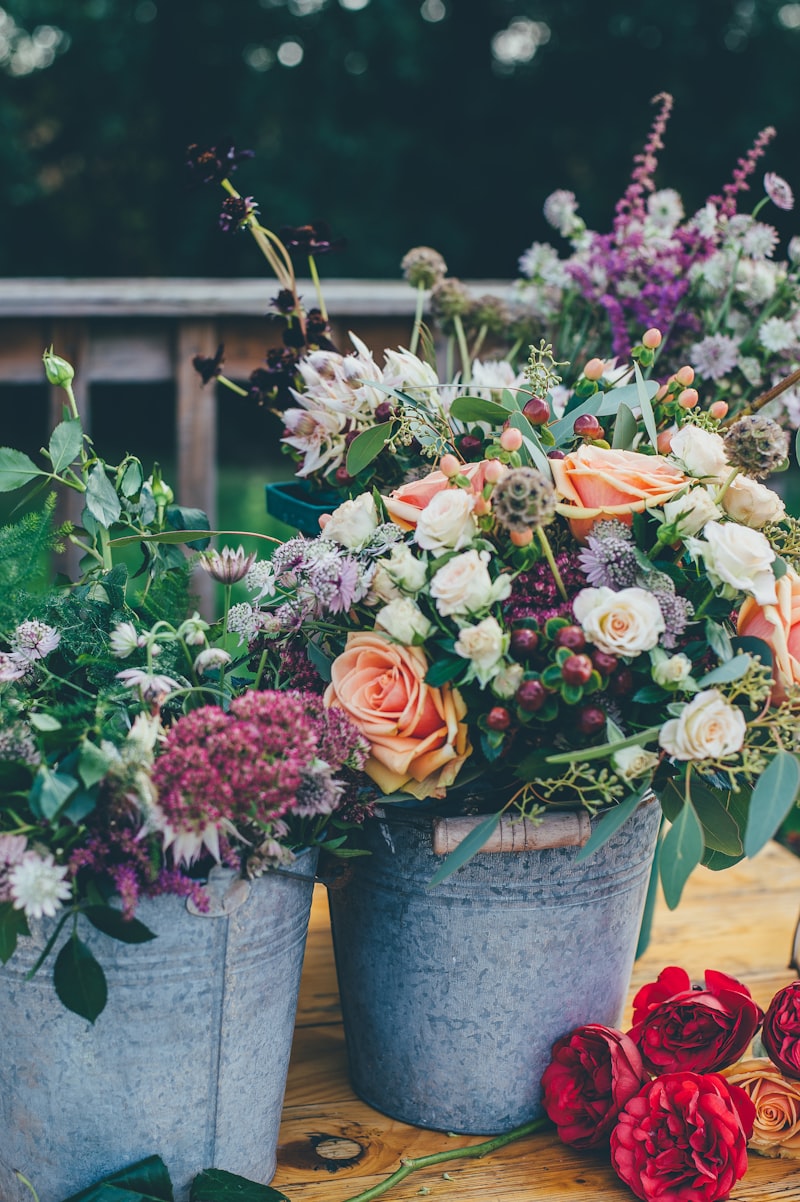 Mains composant un bouquet délicat dans un atelier floral